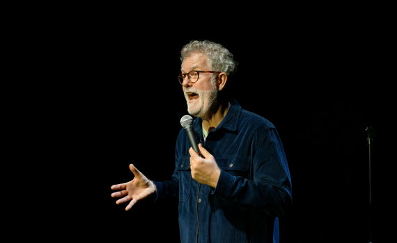 Adde Malmberg som kör stand up