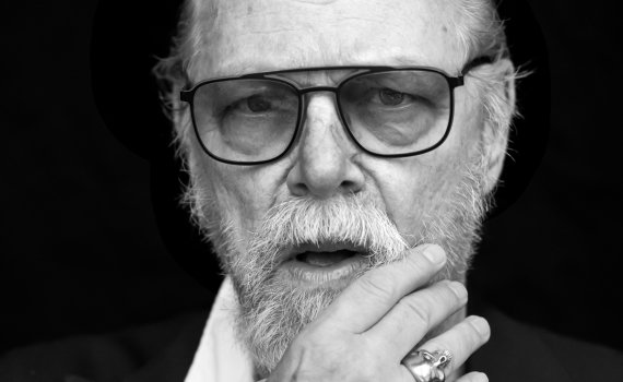 Porträttfoto på skådespelaren Peter Andersson. 