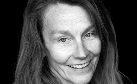 Porträttfoto på skådespelaren Elisabet Carlsson.