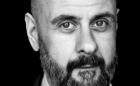 Porträttfoto på skådespelaren Shebly Niavarani. 