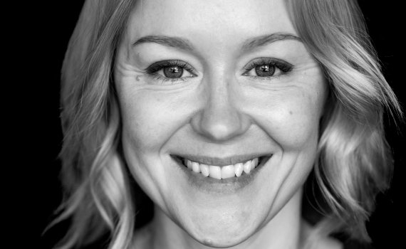 Porträttfoto på skådespelaren Matilda Ragnerstam. 