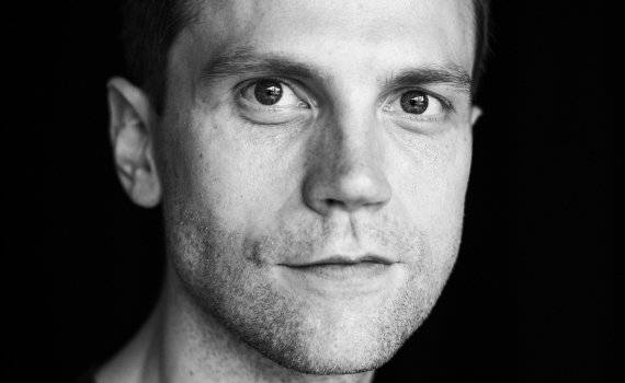 Porträttfoto på skådespelaren Marcus Vögeli. 