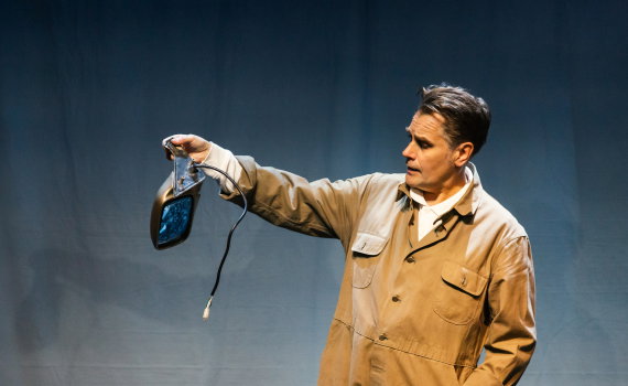 Sven Björklund håller upp en lös sidobackspegel från en bil och tittar på den.