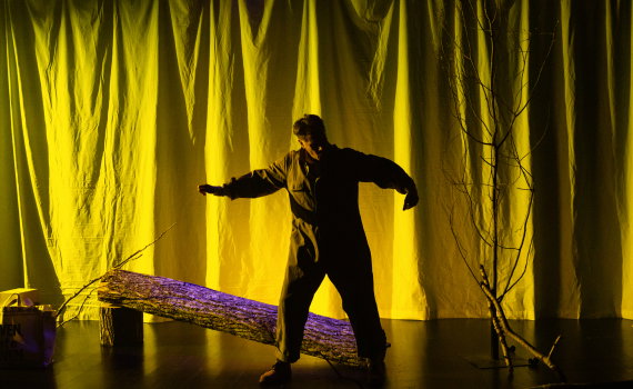 Sven Björklund dansar siluett i ett gult ljussatt rum.