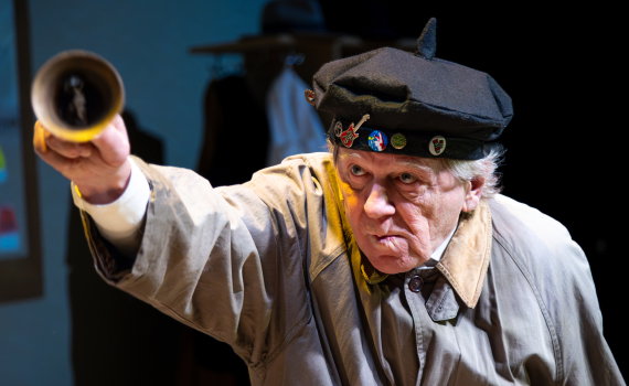 Claes ringer i en klocka