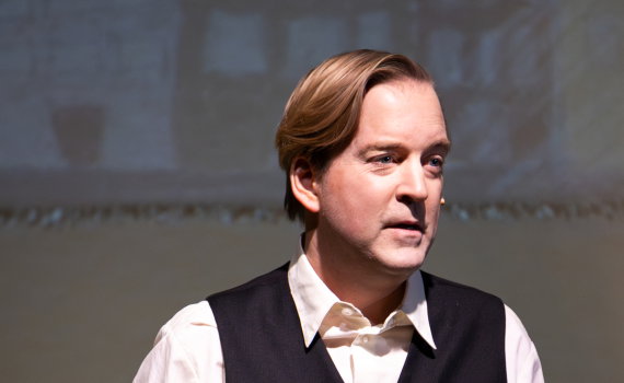 Andreas håller upp en låda med spelet Leka affär