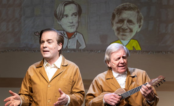 Andreas och Claes sjunger och Claes spelar ukulele
