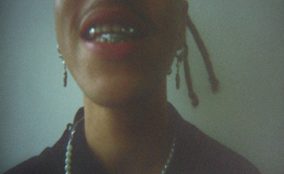 Ung kille med grillz