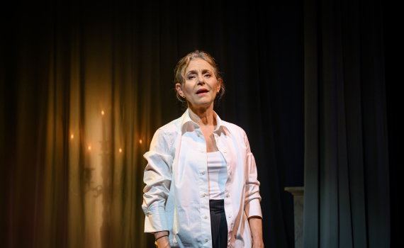 Helen Sjöholm som Margaretha Hellstedt som sjunger i en kyrka