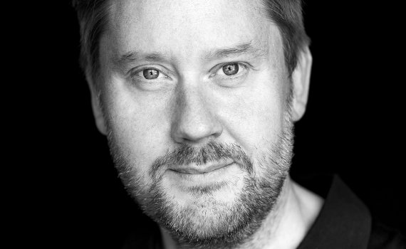 Porträttfoto på skådespelaren Henrik Johansson. 