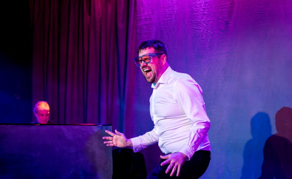 Helan dansandes i en sketch med glasögon