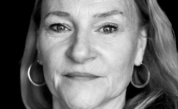 Porträttfoto på skådespelaren Annika Hallin.  