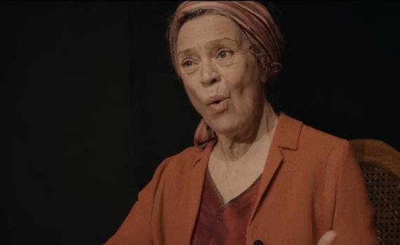 En äldre kvinna som läser ett brev
