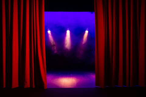 Soppteaterns scen med ridå, ljus och rök