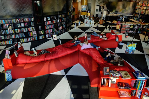 Böcker, soffor, spel, bokhyllor med mera i bibliotek TioTretton. 