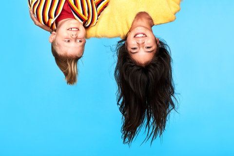 Två barn hänger uppochner.  