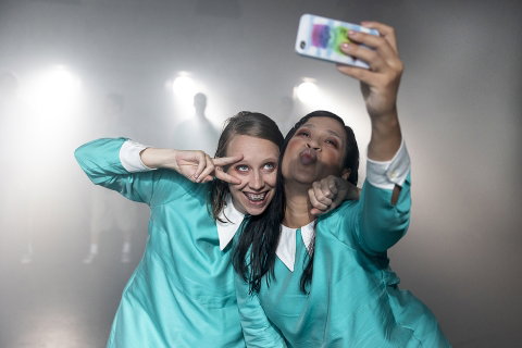 Två personer grimaserar och tar en selfie tillsammans.  