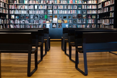 Bokhyllor fyllda med böcker på Kulturbiblioteket. 