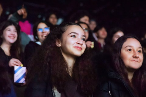 Barn som kollar på teater