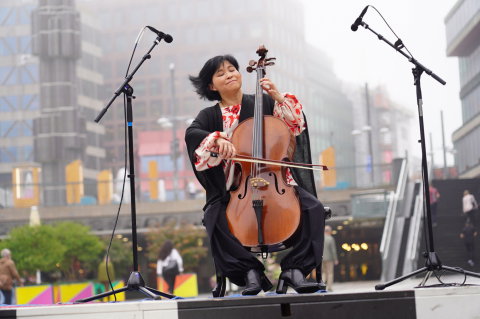 En musiker som spelar cello
