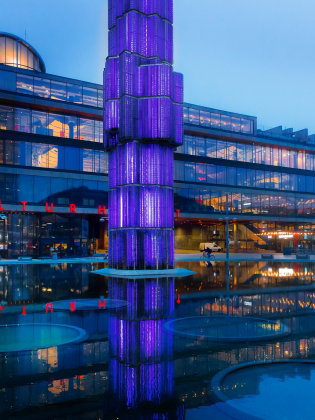 Kulturhuset Stadsteatern och fontänen vid Sergels torg. 