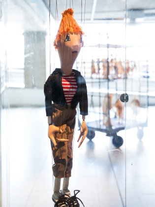 En marionettdocka som hänger i sina snören. 