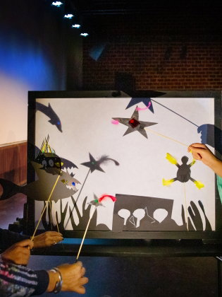 Skuggspel skapat av skuggspelsfigurer. 