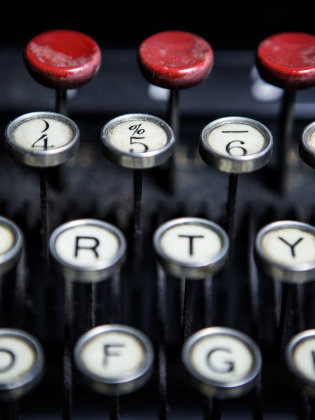 Knappar på en skrivmaskin. 