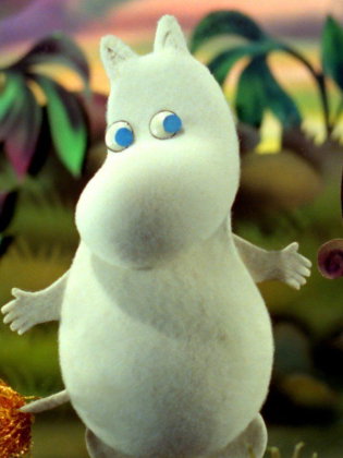 Ett animerat mumintroll står på en äng