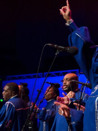 Ett gospelband i blå klädnader