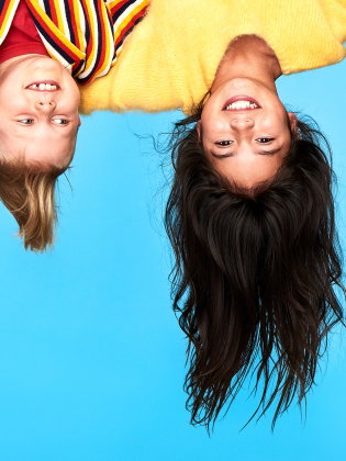 Två barn hänger uppochner.  