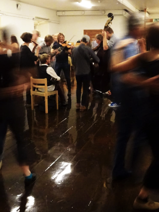 Suddig bild på människor som dansar