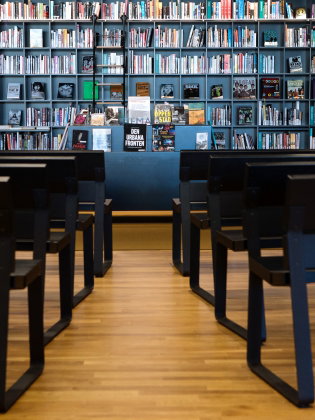 Bokhyllor fyllda med böcker på Kulturbiblioteket. 