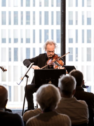 Musiker spelar instrument framför publik