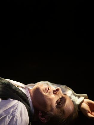 Fredrik Meyer ligger på golvet