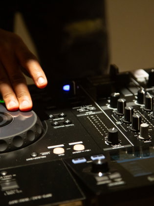 En person som jobbar med ett dj-bord