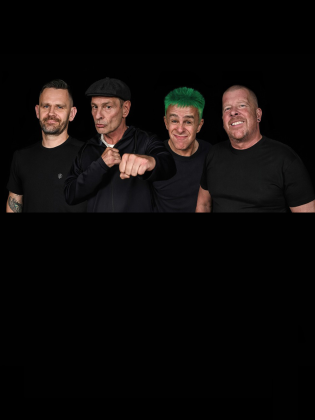 Fyra män mot svart bakgrund