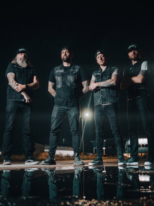 Fyra män bredvid varandra i mörkret