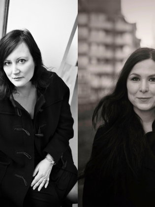 Två svartvita porträtt av kvinnor ca 35–45 år med långt mörkt hår, båda i mörk kappa; en inomhus, en utomhus.