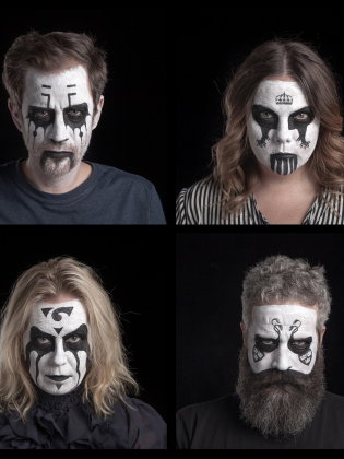 Fyra vuxna, två män och två kvinnor, 30–50 år, med svartvit ansiktsmålning i mörka tröjor/blus; en med långt skägg, mot svart bakgrund.