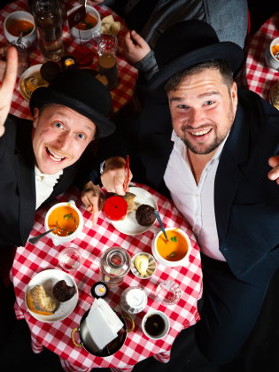 Helan och Halvdan vid ett soppteaterbord