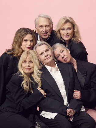 Gruppbild med sex skådespelare från "Stilleben" på Kulturhuset Stadsteatern. Tre kvinnor med blont hår i svarta plagg, tre män i kostym och vit skjorta, mot rosa bakgrund. 