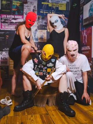 Fyra personer poserar i huvor