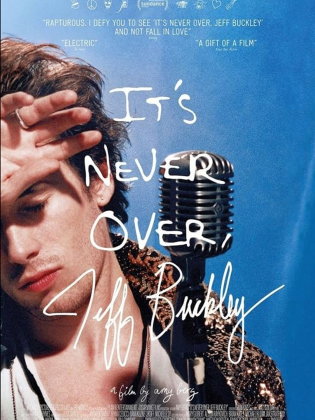 En man håller en mikrofon och tar sig för pannan.