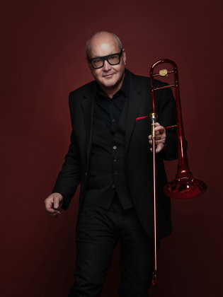 En man med röd trombon