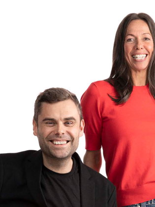 Två personer mot vit bakgrund