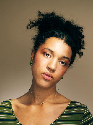 En kvinna i grön tröja