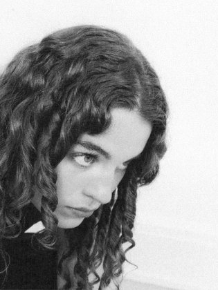 Svartvit bild på kvinna med lockigt hår