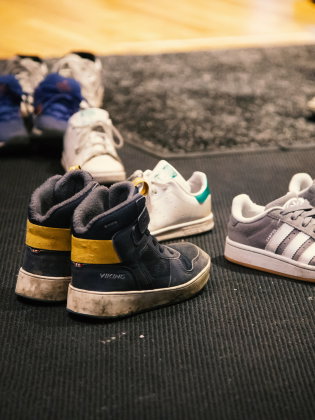 Skor på en matta vid entrén till ett bibliotek. 