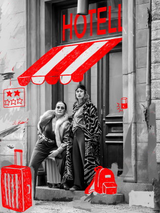 Svartvitt foto med två kvinnor framför en port. På fotot har det ritats så det ser ut som att de står utanför ett tvåstjärnigt hotell